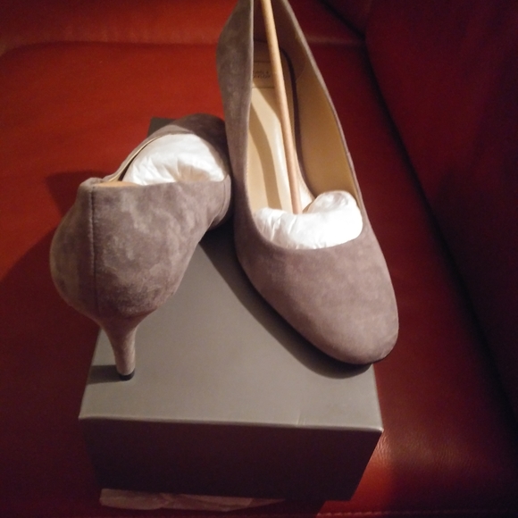 Lord & Taylor Almond toe gray suede pumps - Picture 4 of 6